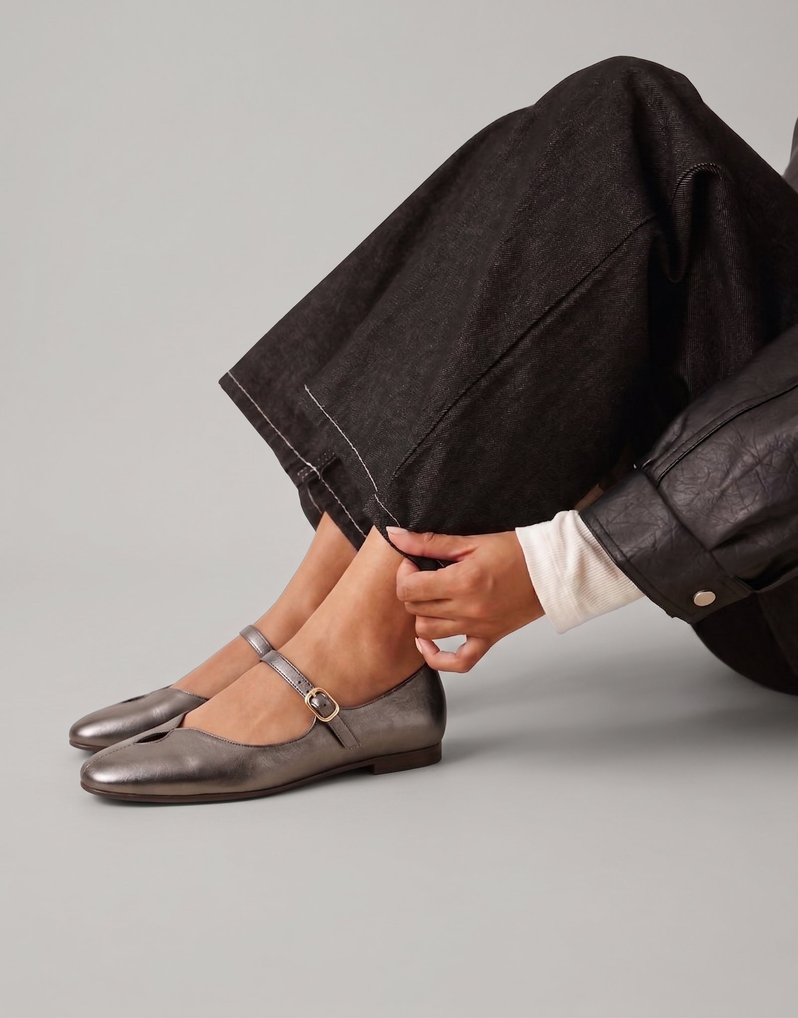 Mujer con flats sentada